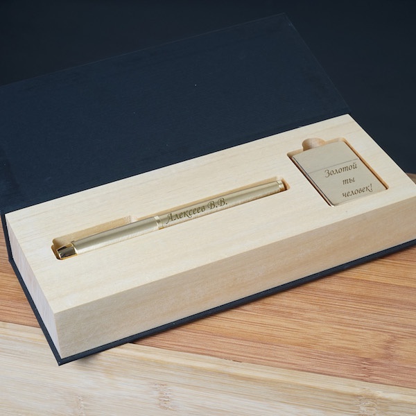Золотая зажигалка Zippo и ручка с гравировкой в деревянной коробке