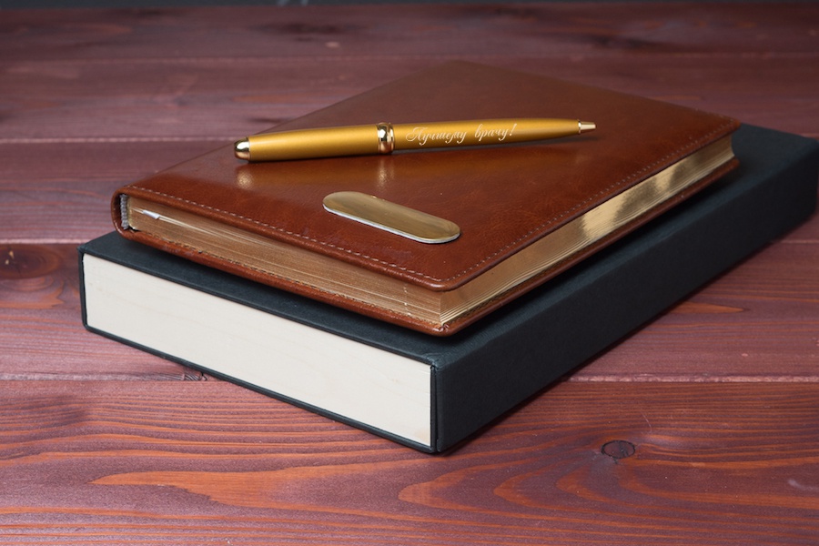 Кожаный коричневый ежедневник и золотая ручка с гравировкой