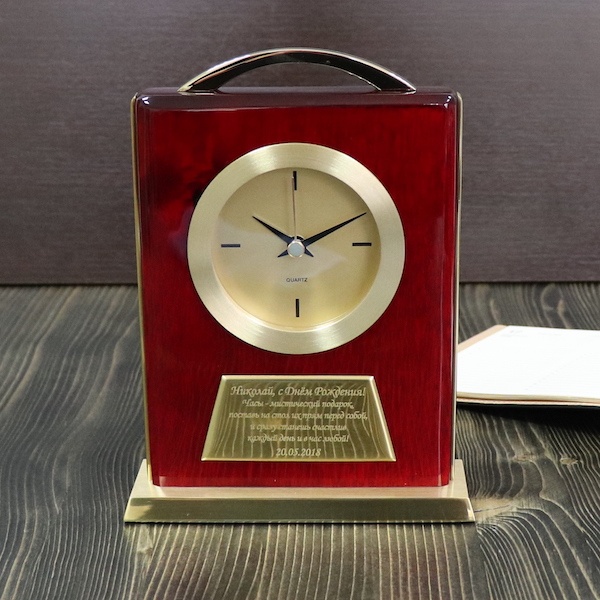 Часы из красного дерева с гравировкой Золотое время-2