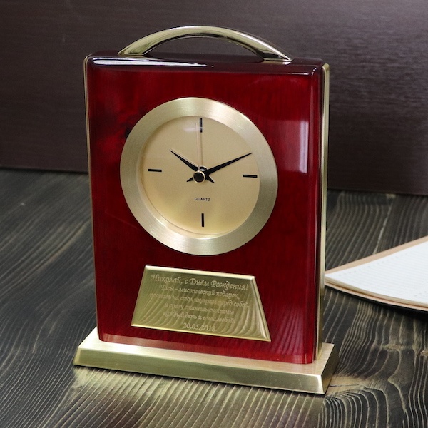Часы из красного дерева с гравировкой Золотое время-1
