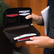 Портмоне на молнии с гравировкой "Авиатор", цвет коричневый