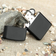 Зажигалка Zippo черная матовая с именной гравировкой "Искра"
