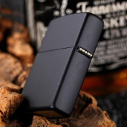 Зажигалка Zippo черная матовая с именной гравировкой "Искра"