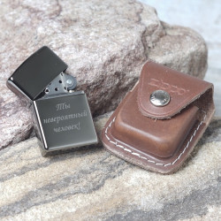 Зажигалка Zippo с гравировкой в коричневом чехле