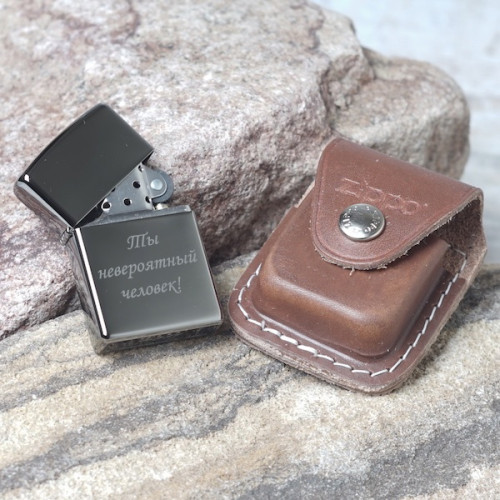 Зажигалка Zippo с гравировкой в коричневом чехле