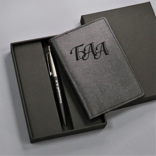 Подарочный набор обложка для паспорта и ручка Parker с гравировкой "Карнаби", цвет черный