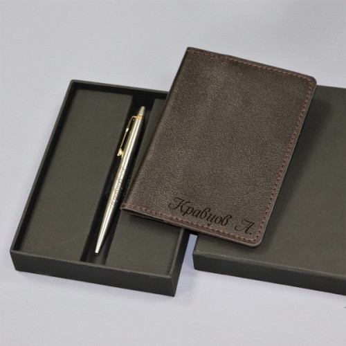 Подарочный набор обложка для паспорта и ручка Parker с гравировкой "Карнаби", цвет коричневый