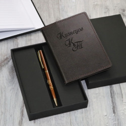 Подарочный набор обложка для паспорта и ручка Pierre Cardin с гравировкой "Монмарт", цвет коричневый