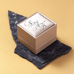 Золотая квадратная коробка для запонок