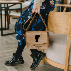 Кожаная сумка с персональной гравировкой "Стоу", цвет песочный