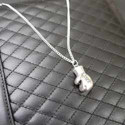 Кулон с гравировкой на цепочке "Перчатка"