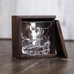 Стакан для виски в деревянном футляре с гравировкой «Кубики льда»