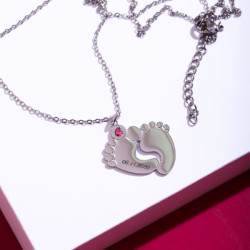 Кулон с персональной гравировкой "Ножки девочки"