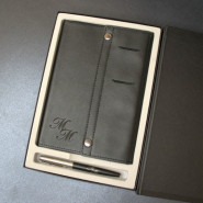 Подарочная коробка для ежедневника и ручки из переплетного картона с гравировкой