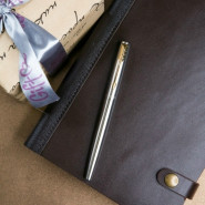 Подарочный набор кожаный ежедневник на кнопках и ручка Parker с гравировкой "Bally"