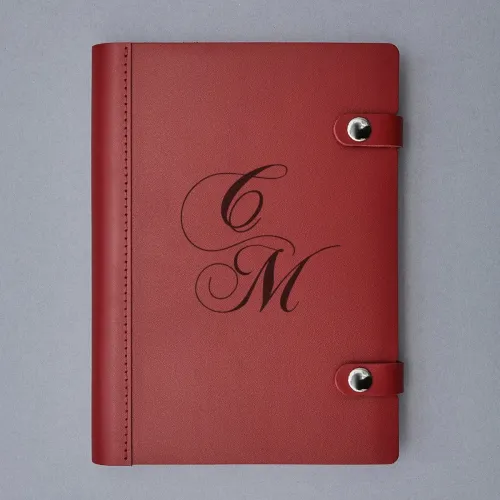 Дизайнерский кожаный ежедневник с гравировкой "BOND", красный