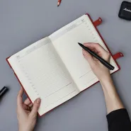 Дизайнерский кожаный ежедневник с гравировкой "BOND", красный