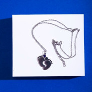 Кулон с персональной гравировкой "Ножки мальчика"