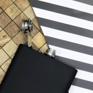 Фляга с гравировкой «Мир подождёт», цвет черный