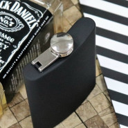 Фляга с гравировкой «Мир подождёт», цвет черный