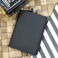 Фляга с гравировкой «Мир подождёт», цвет черный