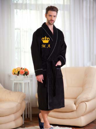 Черный велюровый халат с вышивкой