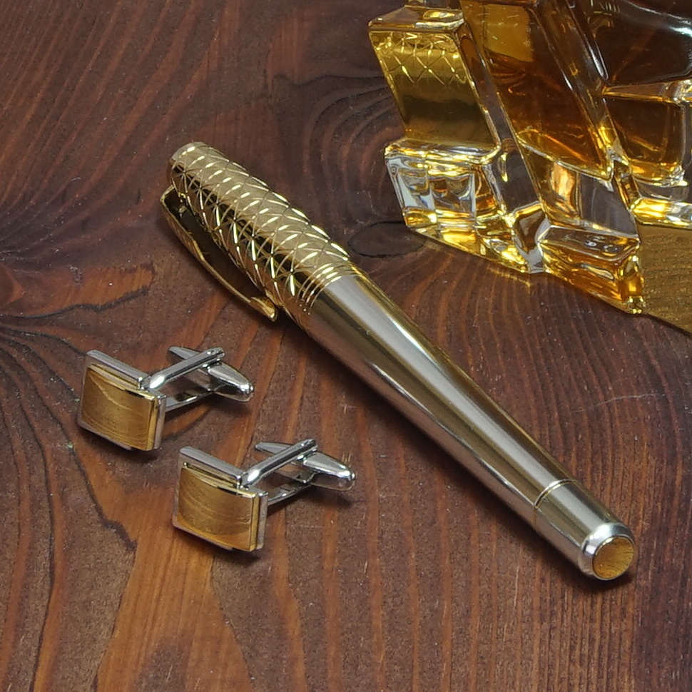 Ручка с золотым колпачком и запонки с гравировкой