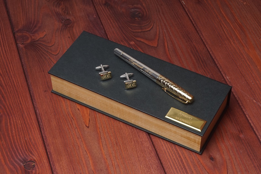 Подарочный набор ручка и запонки с гравировкой в деревянной коробке