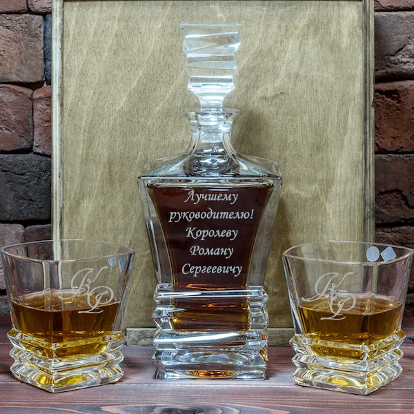 Набор штоф и 2 стакана для виски в подарочной деревянной коробке с гравировкой Рокки