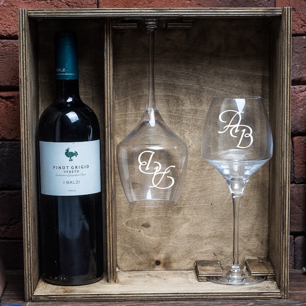 Набор с бокалами для вина в деревянной коробке