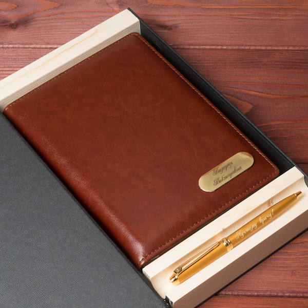 Именной набор кожаный ежедневник и ручка Pierre Cardin с гравировкой BRAUN