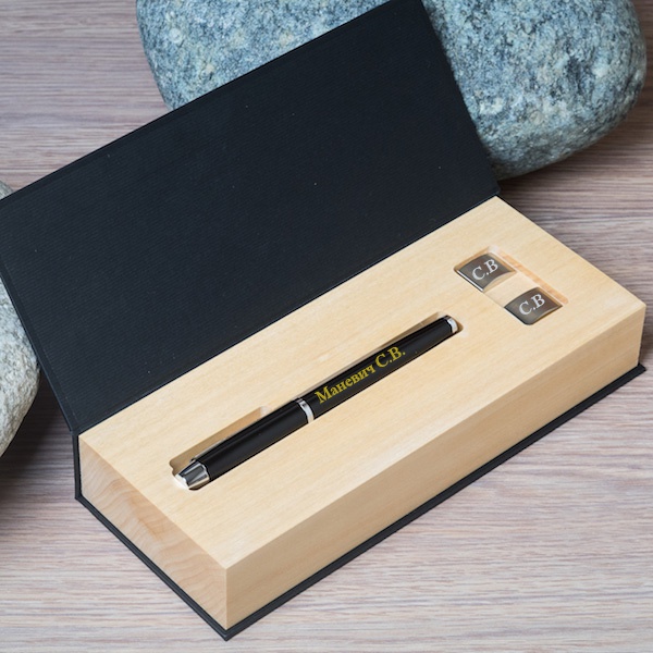 Ручка и серебряные запонки в деревянной коробке