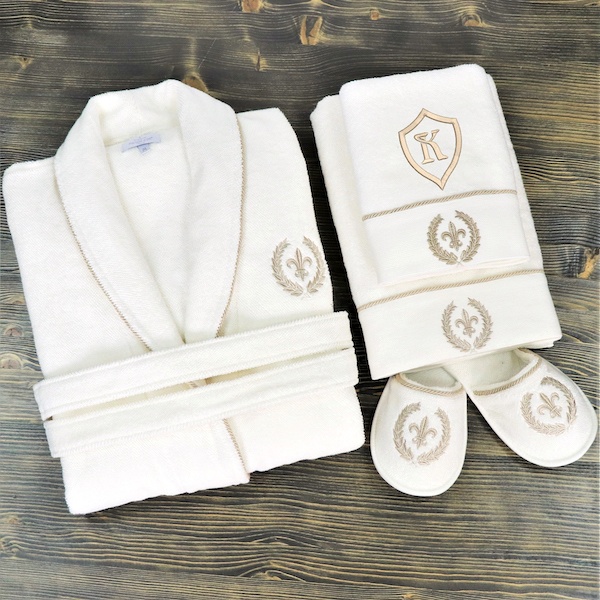 Подарочный набор халат, тапочки и 2 полотенца с персональной вышивкой  Миндаль, цвет кремовый | Giftmeshop