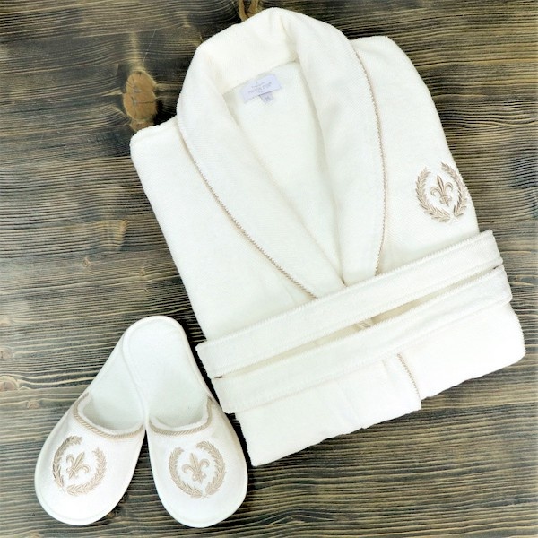 Подарочный набор халат и тапочки с персональной вышивкой Миндаль, цвет  кремовый | Giftmeshop