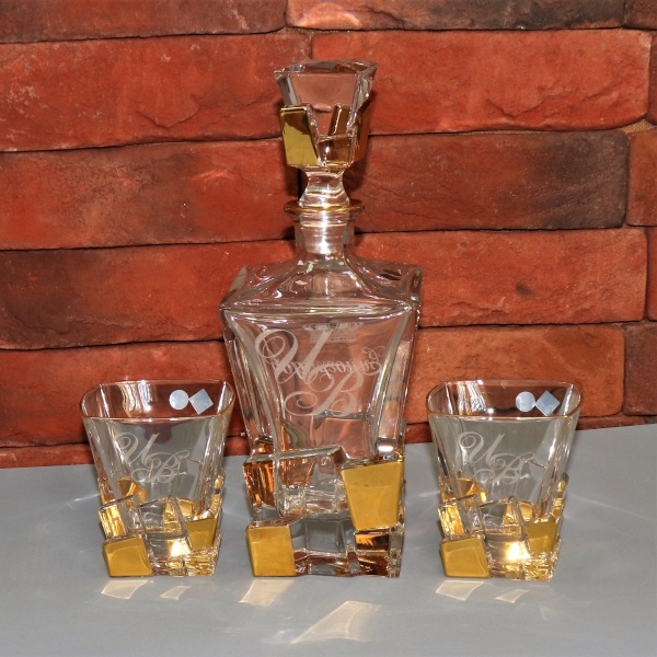 Набор штоф и 2 стакана для виски в подарочной деревянной коробке с гравировкой GOLD