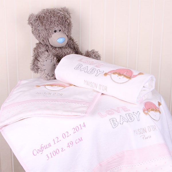 Комплект розовых полотенец с именной вышивкой