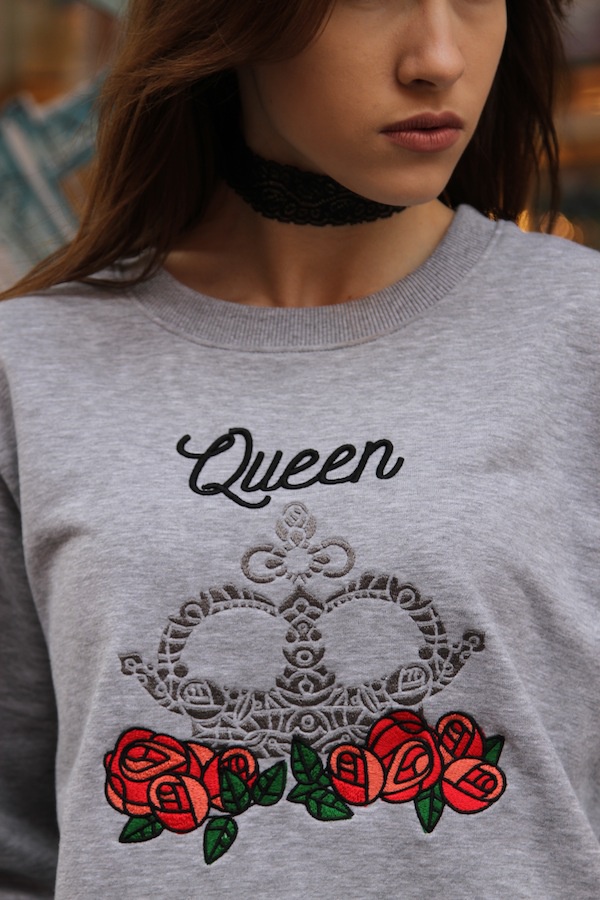 Свитшот с объемной вышивкой Queen