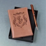Подарочный набор обложка для паспорта и ручка Pierre Cardin с гравировкой Дакка, цвет коричневый