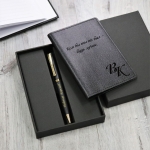 Подарочный набор обложка для паспорта и ручка Pierre Cardin с гравировкой Монмарт, цвет черный