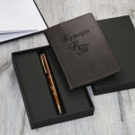 Подарочный набор обложка для паспорта и ручка Pierre Cardin с гравировкой Монмарт, цвет коричневый