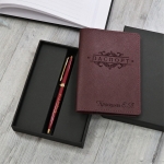 Подарочный набор обложка для паспорта и ручка Pierre Cardin с гравировкой Монмарт, цвет винный