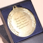 Медаль с именной гравировкой в подарочной коробке
