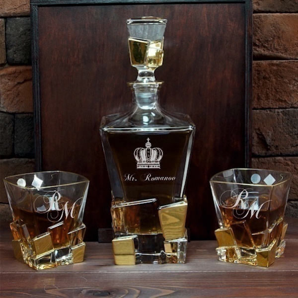 Набор штоф и 2 стакана для виски в подарочной деревянной коробке с гравировкой GOLD